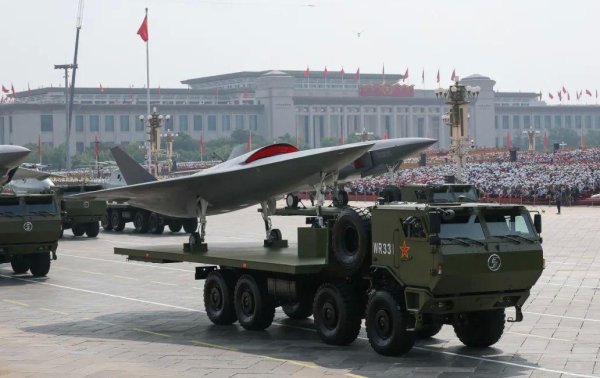 华城融 9.3阅兵里的无人机可不简单，到底是无人僚机还是无人战斗机？